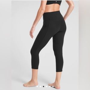 Athleta SALUTATION STASH POCKET II CAPRI. Black. Size M